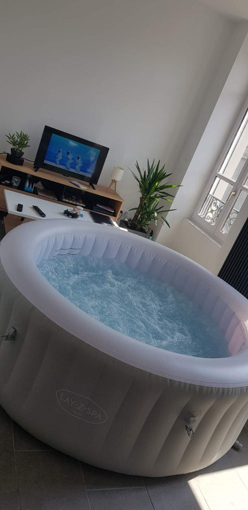 Jacuzzi qui bulle devant une télévision