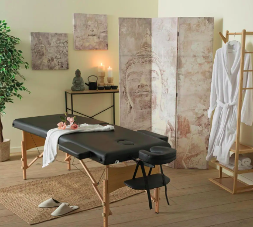 Une table de massage avec le bouddha en arrière plan