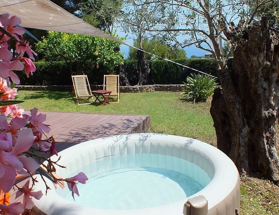 Jacuzzi à l'extérieur dans le jardin